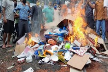 চিনাপণ্য পুড়িয়ে বিক্ষোভ, এবার এয়ারপোর্ট মার্কেটেও চিনা সামগ্রী বর্জনের ডাক