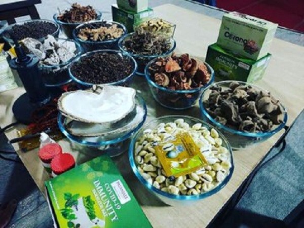 হরিদ্বারের পতঞ্জলি রিসার্চ ইনস্টিটিউট ও জয়পুরের ন্যাশনাল ইনস্টিটিউট অফ মেডিক্যাল সায়েন্স-এর যৌথ উদ্যোগে তৈরি হওয়া এই ওষুধে রয়েছে ১০০টি উপাদান ৷ তার মধ্যে প্রধান উপাদান হল গুলঞ্চ, তুলসী ও অশ্বগন্ধা ৷ হরিদ্বারের পতঞ্জলি রিসার্চ ইনস্টিটিউট ও জয়পুরের ন্যাশনাল ইনস্টিটিউট অফ মেডিক্যাল সায়েন্স-এর যৌথ উদ্যোগে তৈরি হওয়া এই ওষুধে রয়েছে ১০০টি উপাদান ৷ তার মধ্যে প্রধান উপাদান হল গুলঞ্চ, তুলসী ও অশ্বগন্ধা ৷