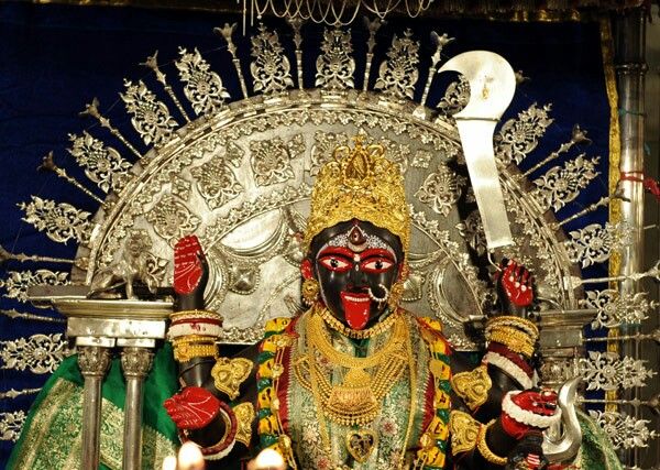 • পুজোয় ফল, ফুল, সিঁদুর নয়, শুধুই মিষ্টি দিয়ে পুজো দেওয়া হচ্ছে মন্দিরে । ফুলের মধ্যেও ভাইরাসের সংক্রমণের আশঙ্কা থাকছে। তাই ফুল দেওয়া যাবে না। সিঁদুর, চন্দন কিছুই আপাতত দেওয়া যাবে না, এমনই নির্দেশিকা দেওয়া হয়েছে মন্দির কর্তৃপক্ষের তরফে। • পুজোয় ফল, ফুল, সিঁদুর নয়, শুধুই মিষ্টি দিয়ে পুজো দেওয়া হচ্ছে মন্দিরে । ফুলের মধ্যেও ভাইরাসের সংক্রমণের আশঙ্কা থাকছে। তাই ফুল দেওয়া যাবে না। সিঁদুর, চন্দন কিছুই আপাতত দেওয়া যাবে না, এমনই নির্দেশিকা দেওয়া হয়েছে মন্দির কর্তৃপক্ষের তরফে।