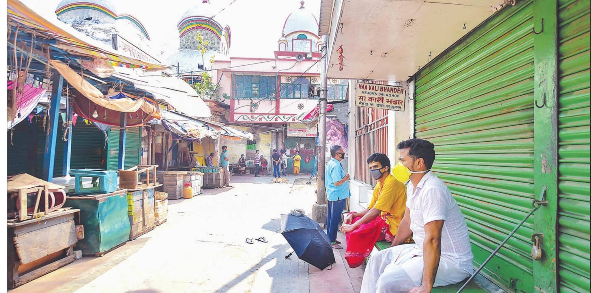 মন্দির সংলগ্ন যে দালাল দোকানগুলি থাকবে প্রত্যেকটি দোকানেই স্যানিটাইজার এবং মাস্ক ব্যবহার করা বাধ্যতামূলক করা হয়েছে মন্দিরের তরফে। বুধবারের সাংবাদিক সম্মেলন করে মন্দির কমিটির তরফ থেকে জানানো হয়েছে প্রসাদ নিয়ে মাকে পুজো দেওয়া গেলেও আপাতত কোন ফুল বা সিঁদুর দিয়ে পুজো দেওয়া যাবে না। এপ্রসঙ্গে মন্দির কমিটির তরফ এ অছি পরিষদের সম্পাদক কুশল চৌধুরী জানিয়েছেন মন্দির সংলগ্ন যে দালাল দোকানগুলি থাকবে প্রত্যেকটি দোকানেই স্যানিটাইজার এবং মাস্ক ব্যবহার করা বাধ্যতামূলক করা হয়েছে মন্দিরের তরফে। বুধবারের সাংবাদিক সম্মেলন করে মন্দির কমিটির তরফ থেকে জানানো হয়েছে প্রসাদ নিয়ে মাকে পুজো দেওয়া গেলেও আপাতত কোন ফুল বা সিঁদুর দিয়ে পুজো দেওয়া যাবে না। এপ্রসঙ্গে মন্দির কমিটির তরফ এ অছি পরিষদের সম্পাদক কুশল চৌধুরী জানিয়েছেন