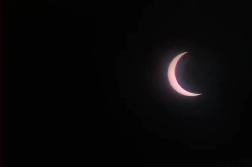 তবে গ্রহণ চলাকালীন বা শেষ হওয়ার ২৪ ঘণ্টার মধ্যেও কাউকে ভুলেও হলুদ দেবেন না ৷ হলুদ বৃহস্পতির রঙ বলে বর্ণিত জ্যোতিষশাস্ত্রে ৷ বৃহস্পতি গুরুকে নিয়ন্ত্রণ করে ৷ অর্থাৎ বাবা ও মায়ের স্বাস্থ্যের উপর এর প্রভাব পড়ে ৷ তবে গ্রহণ চলাকালীন বা শেষ হওয়ার ২৪ ঘণ্টার মধ্যেও কাউকে ভুলেও হলুদ দেবেন না ৷ হলুদ বৃহস্পতির রঙ বলে বর্ণিত জ্যোতিষশাস্ত্রে ৷ বৃহস্পতি গুরুকে নিয়ন্ত্রণ করে ৷ অর্থাৎ বাবা ও মায়ের স্বাস্থ্যের উপর এর প্রভাব পড়ে ৷