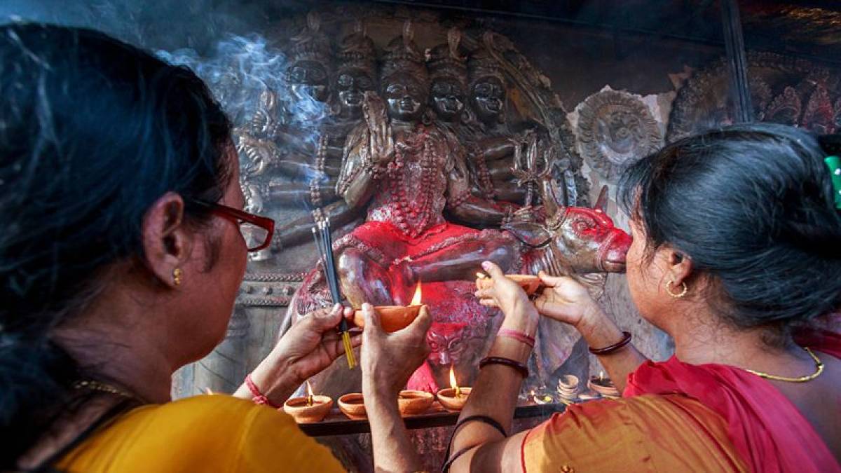 এবার নিউ নর্মালে ফিরছে শক্তিপীঠ কামাক্ষ্যা। দুর্গাপুজোর আগেই খুলে দেওয়া হল মন্দির। করোনা পরিস্থিতিতে মন্দির সাত মাস বন্ধ ছিল । এবার নিউ নর্মালে ফিরছে শক্তিপীঠ কামাক্ষ্যা। দুর্গাপুজোর আগেই খুলে দেওয়া হল মন্দির। করোনা পরিস্থিতিতে মন্দির সাত মাস বন্ধ ছিল ।