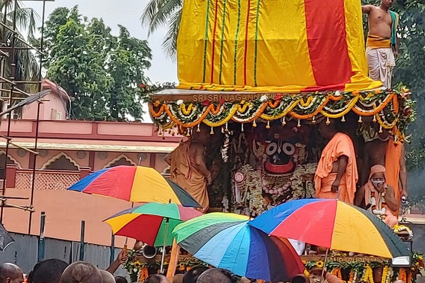 করোনা আতঙ্কে এবার রাজপথে নয়। ইসকনের রথযাত্রা এবার ভার্চুয়াল। রথাযাত্রা পালন হচ্ছে ইসকন মায়াপুর প্রাঙ্গণেই। চন্দ্রোদয় মন্দিরের উঁচু পাঁচিল ঘেরা চত্বরের ভিতরেই রথ টানা হচ্ছে। (Picture Courtesy: Somraj Bandopadhyay)