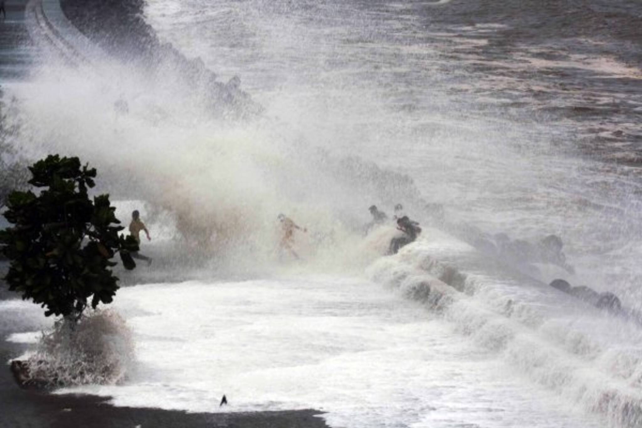 শুরু হয়ে গেল ‘নিসর্গ’-এর ‘ল্যান্ডফল’, বদল করা হল শ্রমিক স্পেশাল ট্রেনের সময়সূচী