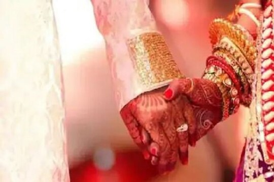 বিয়ের অনুষ্ঠানে ৫০ জনের বেশি জড়ো হতে পারবে না৷ প্রত্যেককে মাস্ক পরতে হবে এবং সামাজিক দূরত্ব বজায় রাখতে হবে৷ শ্রাদ্ধানুষ্ঠানের ক্ষেত্রে ২০ জনের বেশি জড়ো হওয়া যাবে না৷ প্রতীকী ছবি