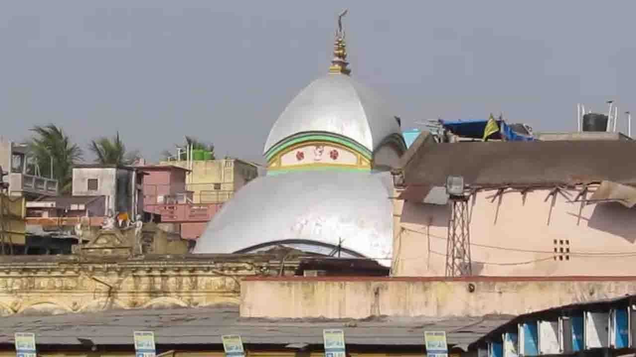 • পাশাপাশি নিষিদ্ধ হয়েছিল গর্ভগৃহে ঢোকা । মন্দিরের চারটি মূল গেটে বসানো হয়েছিল স্যানিটাইজিং চ্যানেল । • পাশাপাশি নিষিদ্ধ হয়েছিল গর্ভগৃহে ঢোকা । মন্দিরের চারটি মূল গেটে বসানো হয়েছিল স্যানিটাইজিং চ্যানেল ।