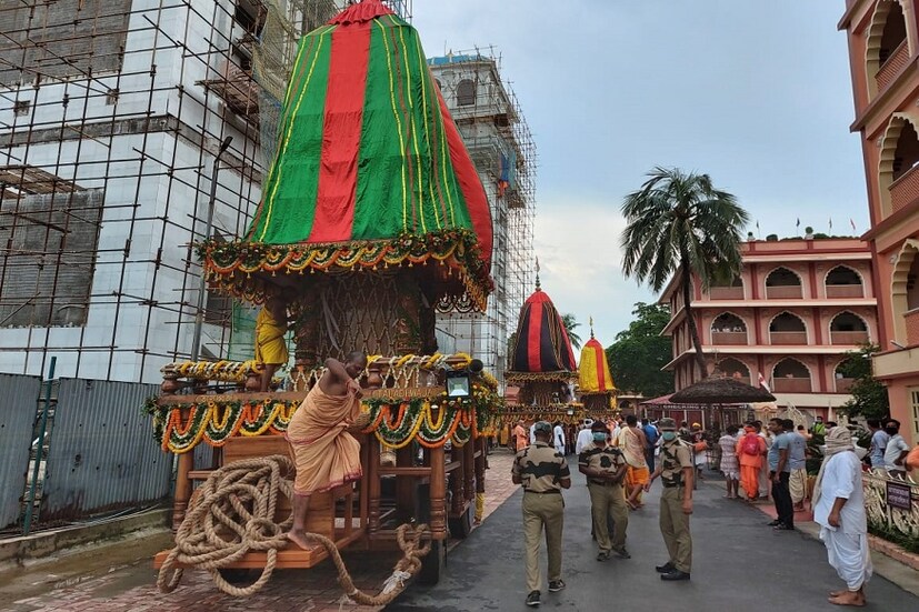 পথে নয় মন্দির চত্বরে জগন্নাথদেব, বলরাম, সুভদ্রা। ঘরোয়া ভাবেই মঙ্গলবার পালন হল মায়াপুরের ইসকনের রথযাত্রা। ঘোষণা মতোই ভার্চুয়ালি দেশ-বিদেশের ভক্তরা মায়াপুরের ইসকনের রথযাত্রা উপভোগ করলেন। ছবি ও তথ্য- সোমরাজ বন্দ্যোপাধ্যায়