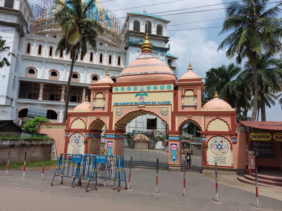 অন্যদিকে মঙ্গলবার দুপুরের পর থেকেই শুনশান ছিল মায়াপুর ইসকন মন্দির চত্বর। বাইরে থেকে কোন ভক্তদের যেহেতু প্রবেশের অনুমতি ছিল না তাই সে অর্থে কোন ভক্ত ভিড় জমায়নি এদিন ইসকন মন্দির চত্বরে। ছবি ও তথ্য- সোমরাজ বন্দ্যোপাধ্যায় অন্যদিকে মঙ্গলবার দুপুরের পর থেকেই শুনশান ছিল মায়াপুর ইসকন মন্দির চত্বর। বাইরে থেকে কোন ভক্তদের যেহেতু প্রবেশের অনুমতি ছিল না তাই সে অর্থে কোন ভক্ত ভিড় জমায়নি এদিন ইসকন মন্দির চত্বরে। ছবি ও তথ্য- সোমরাজ বন্দ্যোপাধ্যায়