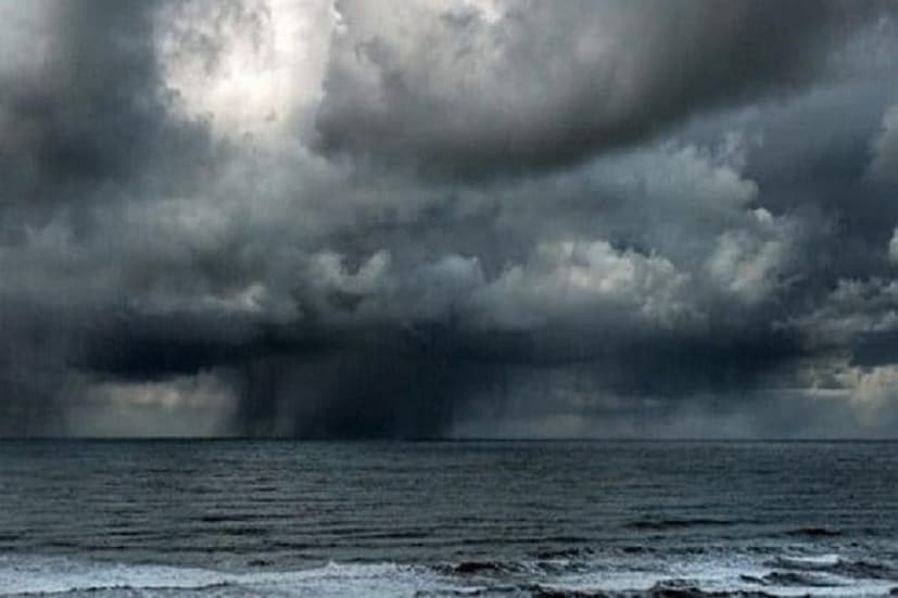 ভারতীয় হাওয়া অফিস জানাচ্ছে, নিসর্গ বর্তমানে মুম্বই থেকে ২০০ কিমি দূরে রয়েছে৷ ল্যান্ডফল বা ভূমিতে আছড়ে পড়তে পারে আজ দুপুরে আলিবাগের কাছে৷ আলিবাগ থেকে ১৫৫ কিমি দূরে রয়েছে ওই শক্তিশালী ঝড়টি৷