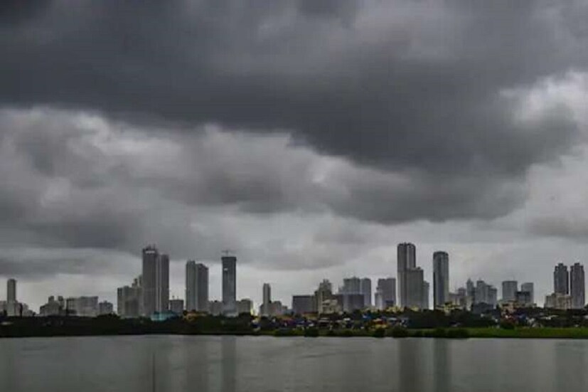 হাওয়া অফিসের পূর্বাভাসে জানানো হয়েছে, আগামী ৬ ঘণ্টায় নিসর্গ ঘূর্ণিঝড়ে পরিণত হবে৷ তারপরের ১২ ঘণ্টায় তা অতি শক্তিশালী ঘূর্ণিঝড়ের রূপ নেবে৷ আমফানের মতোই৷ এটি উত্তরের দিকে সরবে, তারপর একটি বাঁক নিয়ে উত্তর-উত্তরপূর্বের দিকে এগিয়ে উত্তর মহারাষ্ট্র ও দক্ষিণ গুজরাতের উপকূল এলাকা পেরবে৷ IMD-র তথ্য অনুসারে, নিসর্গের ল্যান্ডফল অর্থাত্‍ ভূমিতে আছড়ে পড়বে আলিবাগের কাছাকাছি আগামিকাল অর্থাত্‍ বুধবার৷