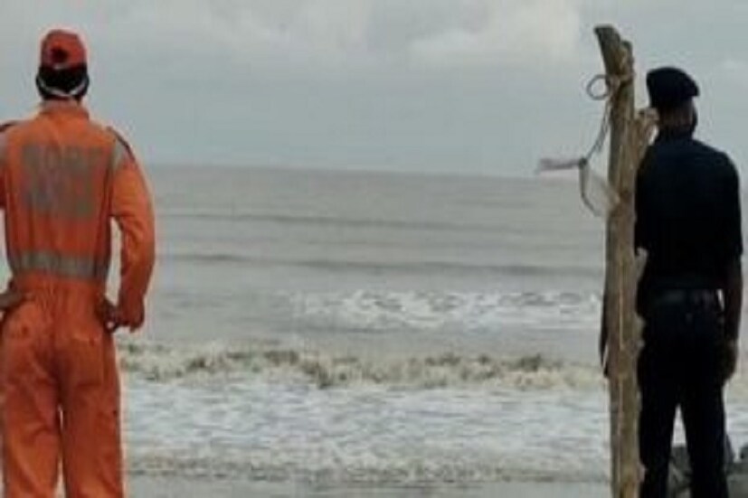 হাওয়া অফিসের পূর্বাভাস, উত্তর মহারাষ্ট্র ও দক্ষিণ গুজরাতের উপূকল দিয়ে বইবে নিসর্গ৷ ঝড়ের গতিবেগ সর্বোচ্চ ১২০ কিমি প্রতি ঘণ্টায় হতে পারে৷ 