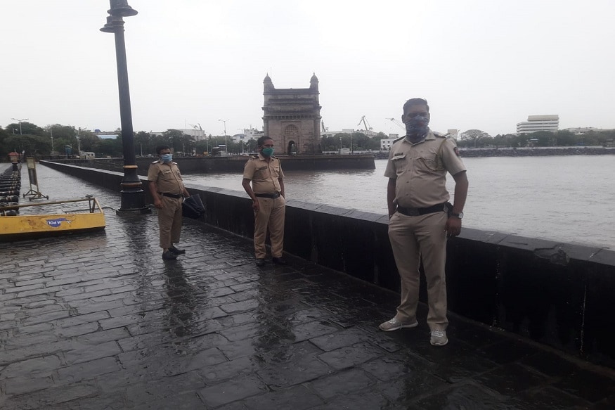 উপূকূল এলাকায় জোর কদমে চলছে উদ্ধারকাজ৷ গুজরাত ও মহারাষ্ট্র উপকূলে জাতীয় বিপর্যয় মোকাবিলা বাহিনী মোতায়েন রয়েছে৷ বিকেলে ঘূর্ণিঝড় আছড়ে পড়বে উপকূলে৷ উপূকূল এলাকায় জোর কদমে চলছে উদ্ধারকাজ৷ গুজরাত ও মহারাষ্ট্র উপকূলে জাতীয় বিপর্যয় মোকাবিলা বাহিনী মোতায়েন রয়েছে৷ বিকেলে ঘূর্ণিঝড় আছড়ে পড়বে উপকূলে৷