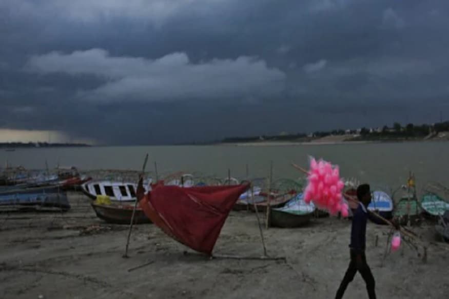 আরও এক বুধবার৷ অভিশপ্ত বুধবার বললেও, অত্যুক্তি হয় না৷ দুসপ্তাহ আগের বুধবারে বাংলাকে তছনছ করে দিয়ে যায় সাইক্লোন আমফান৷ এই সপ্তাহের বুধবার ধ্বংসলীলার প্রমাদ গুনছে মহারাষ্ট্র ও গুজরাত৷ ঘূর্ণিঝড়ের নাম নিসর্গ৷ ভারতের হাওয়া অফিসের পূর্বাভাস বলছে, নিসর্গ এখনও পর্যন্ত গভীর নিম্নচাপ হিসেবেই রয়েছে৷ খুব শীঘ্রই ঘূর্ণিঝড়ে পরিণত হবে৷ আরও এক বুধবার৷ অভিশপ্ত বুধবার বললেও, অত্যুক্তি হয় না৷ দুসপ্তাহ আগের বুধবারে বাংলাকে তছনছ করে দিয়ে যায় সাইক্লোন আমফান৷ এই সপ্তাহের বুধবার ধ্বংসলীলার প্রমাদ গুনছে মহারাষ্ট্র ও গুজরাত৷ ঘূর্ণিঝড়ের নাম নিসর্গ৷ ভারতের হাওয়া অফিসের পূর্বাভাস বলছে, নিসর্গ এখনও পর্যন্ত গভীর নিম্নচাপ হিসেবেই রয়েছে৷ খুব শীঘ্রই ঘূর্ণিঝড়ে পরিণত হবে৷