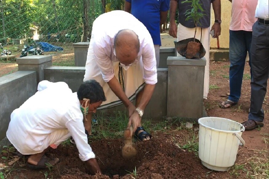 সংবাদমাধ্যমের প্রশস্তির সামনে সেলিম অবশ্য় নির্বিকার। কারণ তিনি জানালেন গাছ লাগানোটাই তাঁর রোজের রুটিন।ANI সংবাদমাধ্যমের প্রশস্তির সামনে সেলিম অবশ্য় নির্বিকার। কারণ তিনি জানালেন গাছ লাগানোটাই তাঁর রোজের রুটিন।ANI