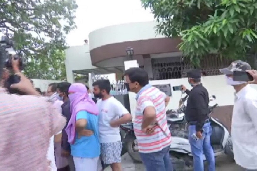সংবাদমাধ্যম থেকে সাধারণ মানুষ সকলেই আজ শোকসন্তপ্ত। ঘরের ছেলের মৃত্যু মেনেই নিতে পারছেন না তাঁরা। সংবাদমাধ্যম থেকে সাধারণ মানুষ সকলেই আজ শোকসন্তপ্ত। ঘরের ছেলের মৃত্যু মেনেই নিতে পারছেন না তাঁরা।