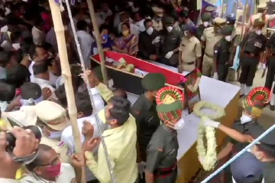এদিন কর্নেলের দেহাবশেষ নিয়ে আসা হয় তাঁর নিজের এলাকায়, তেলেঙ্গনার সূর্যপেটে। তেলঙ্গনার বীর শহিদেক একবার ছুঁয়ে দেখতে জড়ো হয়েছিলেন হাজার হাজার মানুষ। এদিন কর্নেলের দেহাবশেষ নিয়ে আসা হয় তাঁর নিজের এলাকায়, তেলেঙ্গনার সূর্যপেটে। তেলঙ্গনার বীর শহিদেক একবার ছুঁয়ে দেখতে জড়ো হয়েছিলেন হাজার হাজার মানুষ।