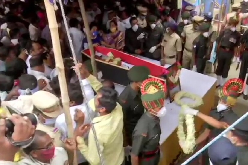 এদিন কর্নেলের দেহাবশেষ নিয়ে আসা হয় তাঁর নিজের এলাকায়। তেলঙ্গনার বীর শহিদেক একবার ছুঁয়ে দেখতে জড়ো হয়েছিলেন হাজার হাজার মানুষ।