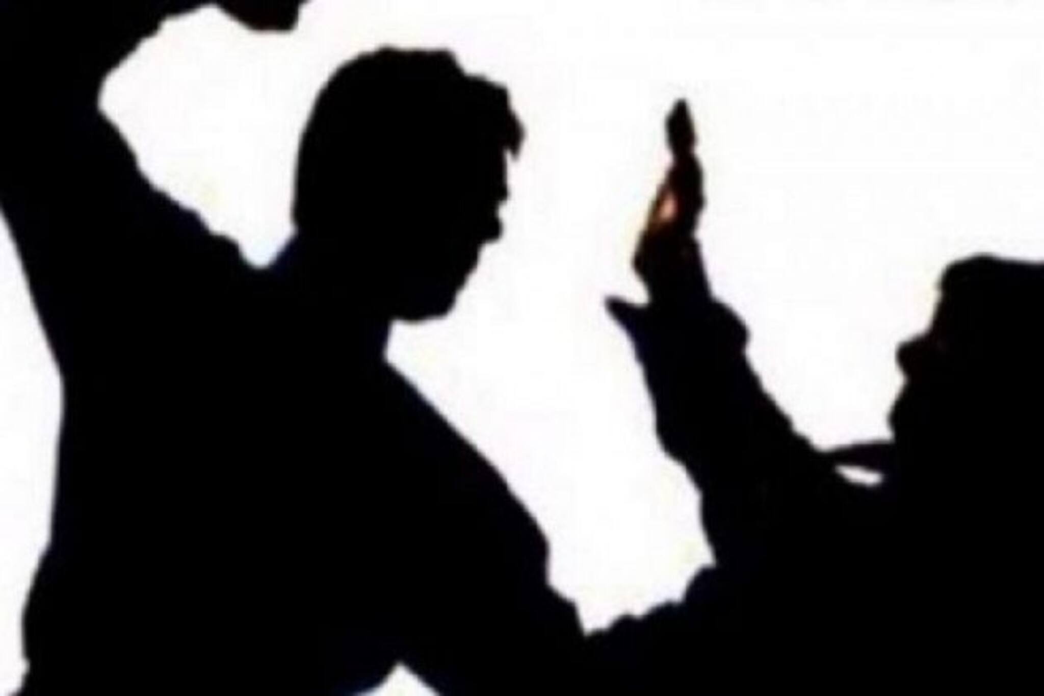 বিশেষভাবে সক্ষম যুবক ও তাঁর বাবাকে মেরে, পিঠের চামড়া তুলে দিল দুষ্কৃতীরা !