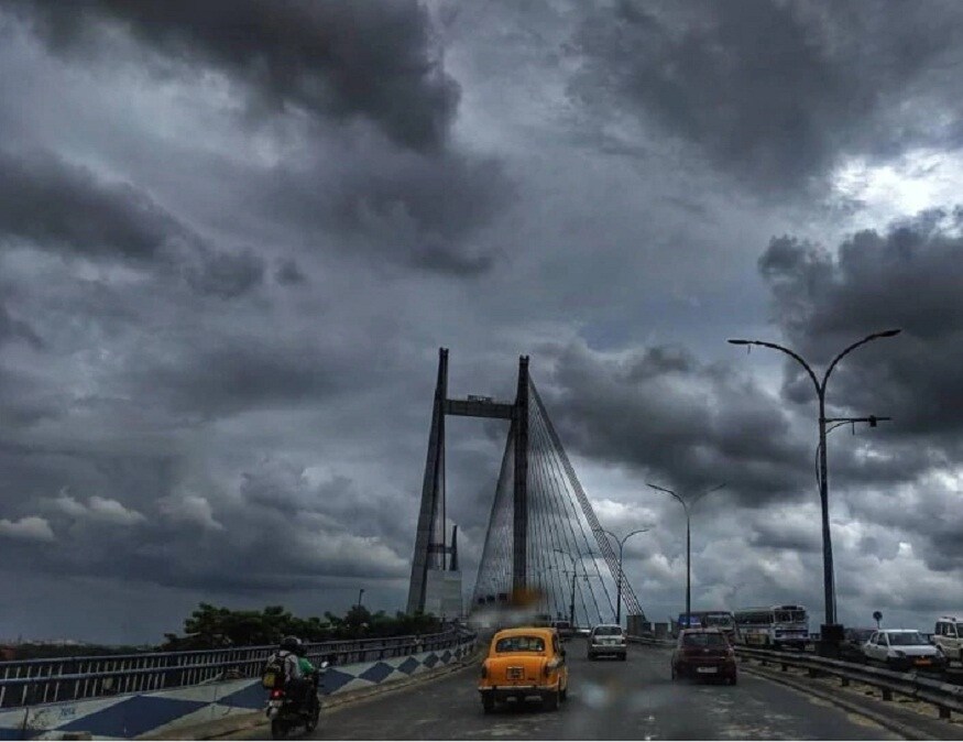 দক্ষিণবঙ্গে মূলত মেঘলা আকাশ কোথাও কোথাও আংশিক মেঘলা আকাশ। বিক্ষিপ্তভাবে দু-এক পশলা হালকা মাঝারি বৃষ্টি হতে পারে। বৃহস্পতিবার পর্যন্ত বৃষ্টির পরিমাণ কম থাকবে। শুক্রবার থেকে বজ্রবিদ্যুৎ-সহ বৃষ্টিপাতের আশঙ্কা। সপ্তাহান্তে বৃষ্টি বাড়ার সম্ভাবনা দক্ষিণবঙ্গে। মূলত বীরভূম, মুর্শিদাবাদ, পশ্চিম বর্ধমান শহরের জেলাগুলিতে দু-এক পশলা বৃষ্টি হতে পারে সপ্তাহান্তে। দক্ষিণবঙ্গের জেলাগুলিতে আর্দ্রতাজনিত অস্বস্তি বাড়বে। দক্ষিণবঙ্গে মূলত মেঘলা আকাশ কোথাও কোথাও আংশিক মেঘলা আকাশ। বিক্ষিপ্তভাবে দু-এক পশলা হালকা মাঝারি বৃষ্টি হতে পারে। বৃহস্পতিবার পর্যন্ত বৃষ্টির পরিমাণ কম থাকবে। শুক্রবার থেকে বজ্রবিদ্যুৎ-সহ বৃষ্টিপাতের আশঙ্কা। সপ্তাহান্তে বৃষ্টি বাড়ার সম্ভাবনা দক্ষিণবঙ্গে। মূলত বীরভূম, মুর্শিদাবাদ, পশ্চিম বর্ধমান শহরের জেলাগুলিতে দু-এক পশলা বৃষ্টি হতে পারে সপ্তাহান্তে। দক্ষিণবঙ্গের জেলাগুলিতে আর্দ্রতাজনিত অস্বস্তি বাড়বে।