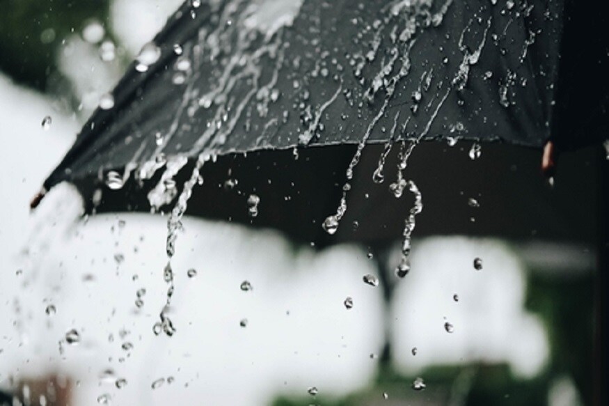 কলকাতায় এদিন সকালে আংশিক মেঘলা আকাশ থাকবে। বাতাসে জলীয় বাষ্প খুব বেশি থাকায় আর্দ্রতাজনিত অস্বস্তি থাকবে। দু’এক পশলা বজ্রবিদ্যুৎ সহ বৃষ্টির পূর্বাভাস। কলকাতায় এদিন সকালে সর্বনিম্ন তাপমাত্রা ছিল ২৬ ডিগ্রি সেলসিয়াস। যা স্বাভাবিকের থেকে ১ ডিগ্রি সেলসিয়াস কম । রবিবার বিকেলে সর্বোচ্চ তাপমাত্রা ছিল স্বাভাবিকের থেকে ৪ ডিগ্রি কম ৩০.১ ডিগ্রি সেলসিয়াস। বাতাসে আপেক্ষিক আদ্রতার পরিমাণ ৯০ শতাংশ । গত ২৪ ঘণ্টায় কলকাতা শহরে বৃষ্টি হয়েছে ২৯.৮ মিলিমিটার। কলকাতায় এদিন সকালে আংশিক মেঘলা আকাশ থাকবে। বাতাসে জলীয় বাষ্প খুব বেশি থাকায় আর্দ্রতাজনিত অস্বস্তি থাকবে। দু’এক পশলা বজ্রবিদ্যুৎ সহ বৃষ্টির পূর্বাভাস। কলকাতায় এদিন সকালে সর্বনিম্ন তাপমাত্রা ছিল ২৬ ডিগ্রি সেলসিয়াস। যা স্বাভাবিকের থেকে ১ ডিগ্রি সেলসিয়াস কম । রবিবার বিকেলে সর্বোচ্চ তাপমাত্রা ছিল স্বাভাবিকের থেকে ৪ ডিগ্রি কম ৩০.১ ডিগ্রি সেলসিয়াস। বাতাসে আপেক্ষিক আদ্রতার পরিমাণ ৯০ শতাংশ । গত ২৪ ঘণ্টায় কলকাতা শহরে বৃষ্টি হয়েছে ২৯.৮ মিলিমিটার।