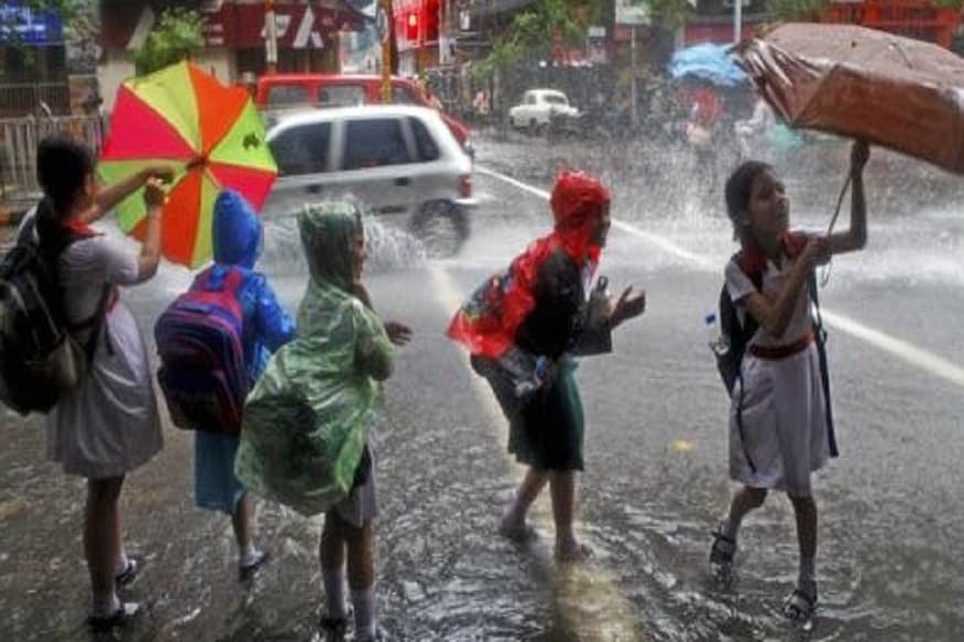 বৃহস্পতিবার থেকে ফের বৃষ্টির পরিমাণ বাড়বে। কলকাতা-সহ দক্ষিণবঙ্গের প্রায় সব জেলাতেই ভারী বৃষ্টির পূর্বাভাস। উত্তরবঙ্গের মালদহ ও দুই দিনাজপুরে ভারী বৃষ্টির সম্ভাবনা৷ দক্ষিণ পশ্চিম মৌসুমি বায়ু ইতিমধ্যেই মধ্য আরবসাগর গুজরাত, দাদার ও নগর হাভেলি, মুম্বইয়ের বেশিরভাগ অংশ অতিক্রম করেছে। আগামী ২৪ ঘণ্টায় উত্তর আরব সাগর গুজরাত, মধ্যপ্রদেশ, ছত্রিশগড়, ঝাড়খন্ড বিহারের বাকি অংশে প্রবেশ করবে মৌসুমি বায়ু ৷ নতুন করে উত্তরপ্রদেশে ঢুকবে মৌসুমি বায়ু। বৃহস্পতিবার থেকে ফের বৃষ্টির পরিমাণ বাড়বে। কলকাতা-সহ দক্ষিণবঙ্গের প্রায় সব জেলাতেই ভারী বৃষ্টির পূর্বাভাস। উত্তরবঙ্গের মালদহ ও দুই দিনাজপুরে ভারী বৃষ্টির সম্ভাবনা৷ দক্ষিণ পশ্চিম মৌসুমি বায়ু ইতিমধ্যেই মধ্য আরবসাগর গুজরাত, দাদার ও নগর হাভেলি, মুম্বইয়ের বেশিরভাগ অংশ অতিক্রম করেছে। আগামী ২৪ ঘণ্টায় উত্তর আরব সাগর গুজরাত, মধ্যপ্রদেশ, ছত্রিশগড়, ঝাড়খন্ড বিহারের বাকি অংশে প্রবেশ করবে মৌসুমি বায়ু ৷ নতুন করে উত্তরপ্রদেশে ঢুকবে মৌসুমি বায়ু।