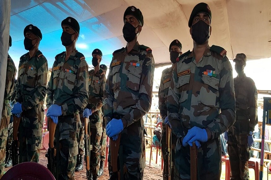 শহিদ রাজেশকে দেওয়া হবে গান স্যালুট ৷ মহম্মদবাজারের বেলগড়িয়া গ্রামে পৌঁছে গিয়েছে শহিদের নিথর দেহ ৷ ছবি সৌজন্য: পারাদীপ ঘোষ শহিদ রাজেশকে দেওয়া হবে গান স্যালুট ৷ মহম্মদবাজারের বেলগড়িয়া গ্রামে পৌঁছে গিয়েছে শহিদের নিথর দেহ ৷ ছবি সৌজন্য: পারাদীপ ঘোষ