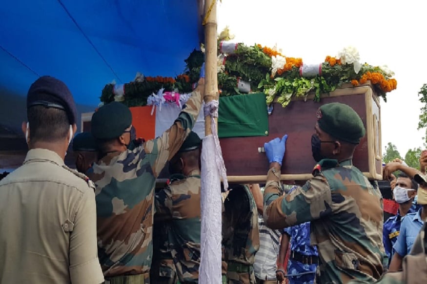 সোমবার রাতে লাদাখের গালওয়ান উপত্যকায় অনুপ্রবেশকারী চিনা সেনার সঙ্গে সংঘর্ষে, সিক্সটিন বিহার রেজিমেন্টের যে কজন সদস্য প্রাণ হারিয়েছেন, তাঁদের মধ্যেই রয়েছেন এরাজ্যের রাজেশ। ছবি সৌজন্য: পারাদীপ ঘোষ সোমবার রাতে লাদাখের গালওয়ান উপত্যকায় অনুপ্রবেশকারী চিনা সেনার সঙ্গে সংঘর্ষে, সিক্সটিন বিহার রেজিমেন্টের যে কজন সদস্য প্রাণ হারিয়েছেন, তাঁদের মধ্যেই রয়েছেন এরাজ্যের রাজেশ। ছবি সৌজন্য: পারাদীপ ঘোষ
