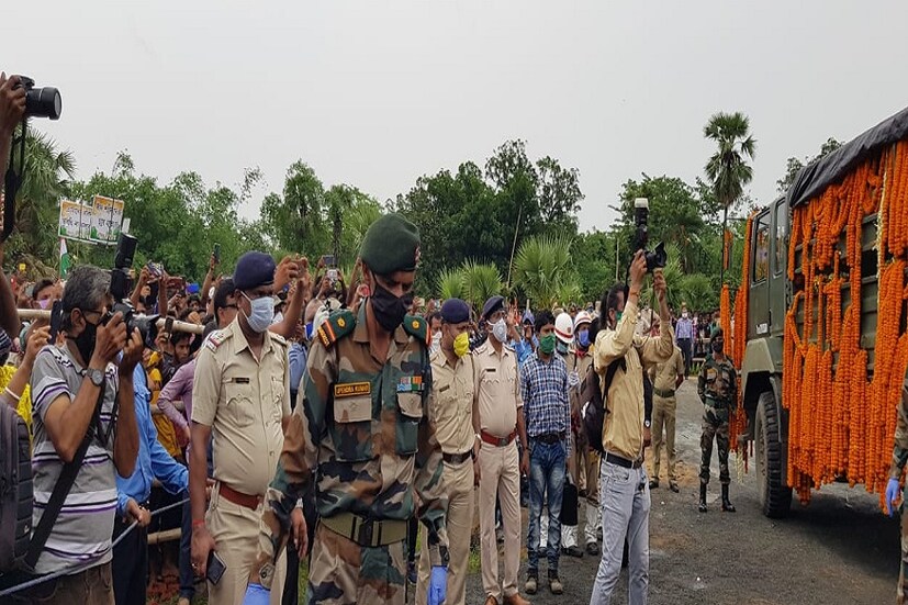 মঙ্গলবার বিকেলে ছেলের মৃত্যুর খবর পায় ওরাং পরিবার। তারপর থেকেই চোখের জল থামার নাম নেই। ছবি সৌজন্য: পারাদীপ ঘোষ