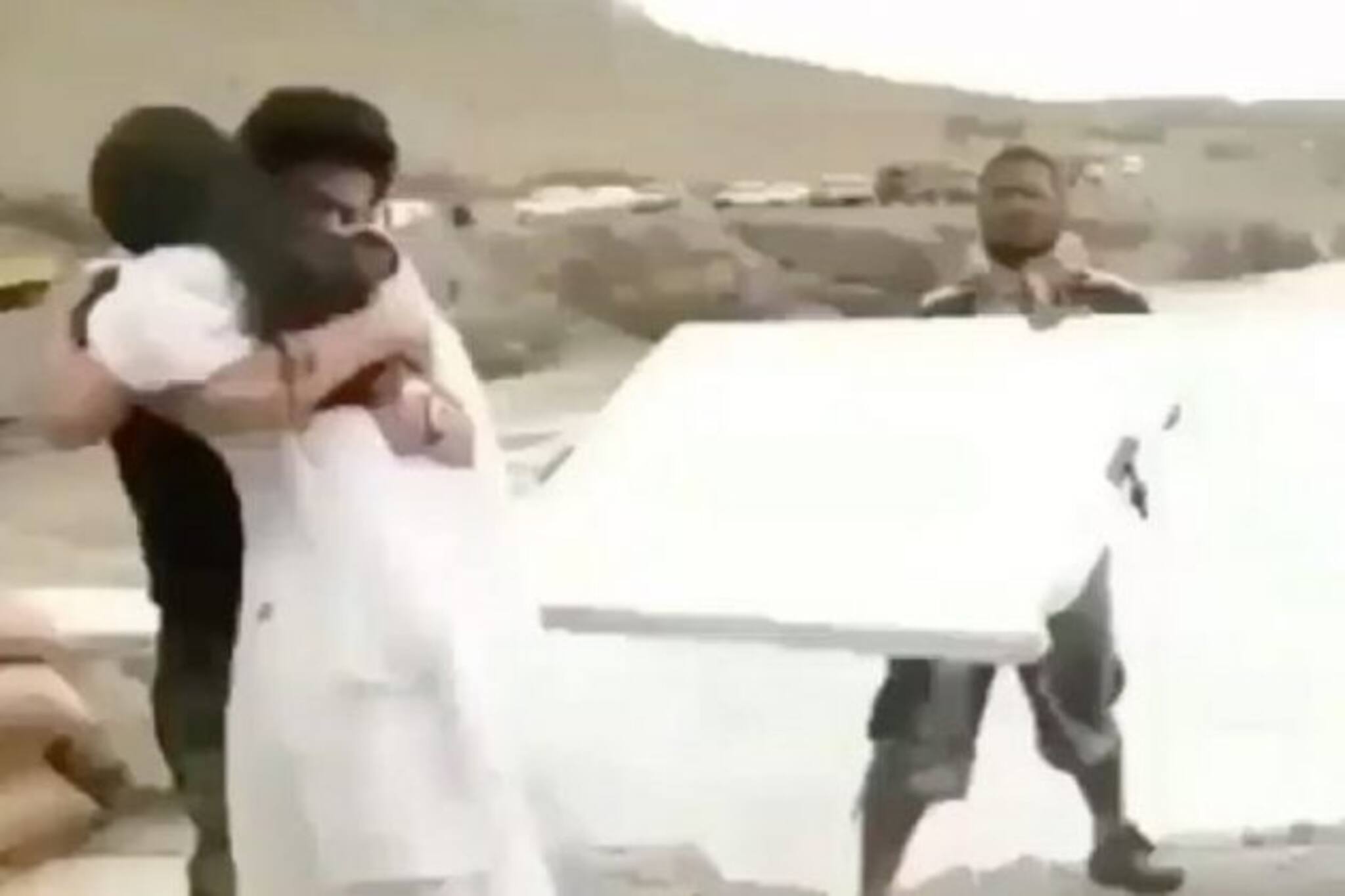 শ্যুটিং শেষেও ক্যাটরিনাকে জড়িয়ে ধরে থাকলেন শাহরুখ ! দেখুন ভাইরাল হওয়া সেই ভিডিও