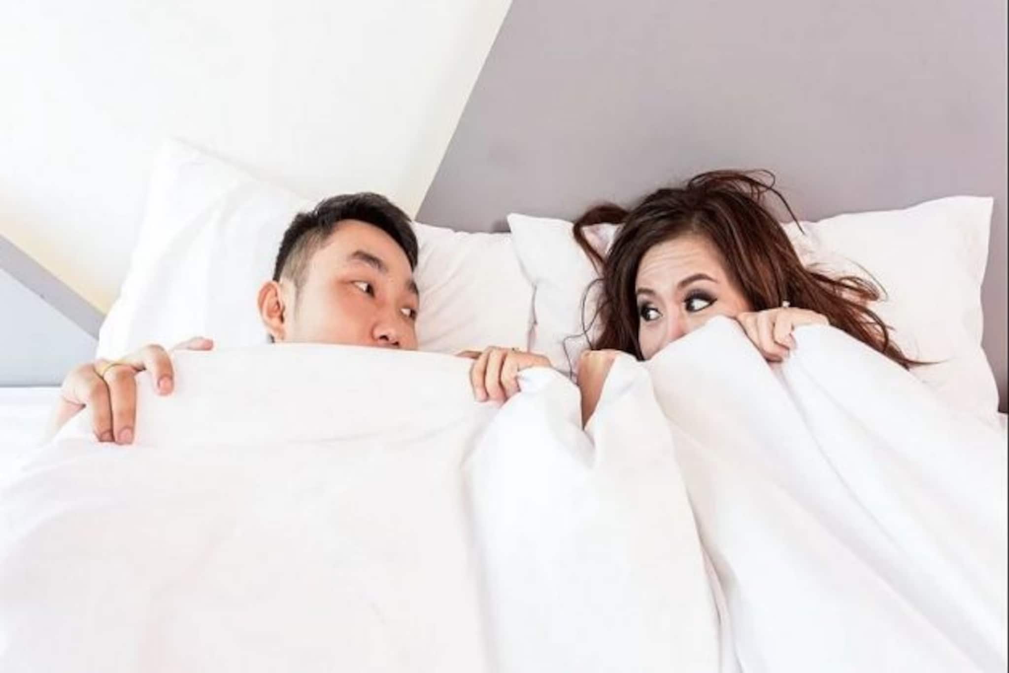 বেডরুমেও আর নিশ্চিত নন, আপনার ঘরের বাল্ব দিয়েই আড়ি পাতছে হ্যাকাররা