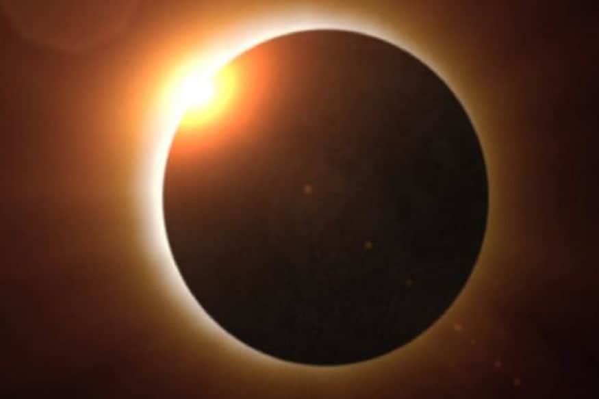 ১৪ ডিসেম্বর, সূর্যগ্রহণ (Solar Eclipse) - ১৪ তারিখ সূর্যের একদম সামনে চলে আসবে চাঁদ। তার ছায়া পড়বে সূর্যের উপর। এটাই এ বছরের শেষ সূর্যগ্রহণ। যা দেখা যাবে দক্ষিণ গোলার্ধ থেকে। ১৪ ডিসেম্বর, সূর্যগ্রহণ (Solar Eclipse) - ১৪ তারিখ সূর্যের একদম সামনে চলে আসবে চাঁদ। তার ছায়া পড়বে সূর্যের উপর। এটাই এ বছরের শেষ সূর্যগ্রহণ। যা দেখা যাবে দক্ষিণ গোলার্ধ থেকে।