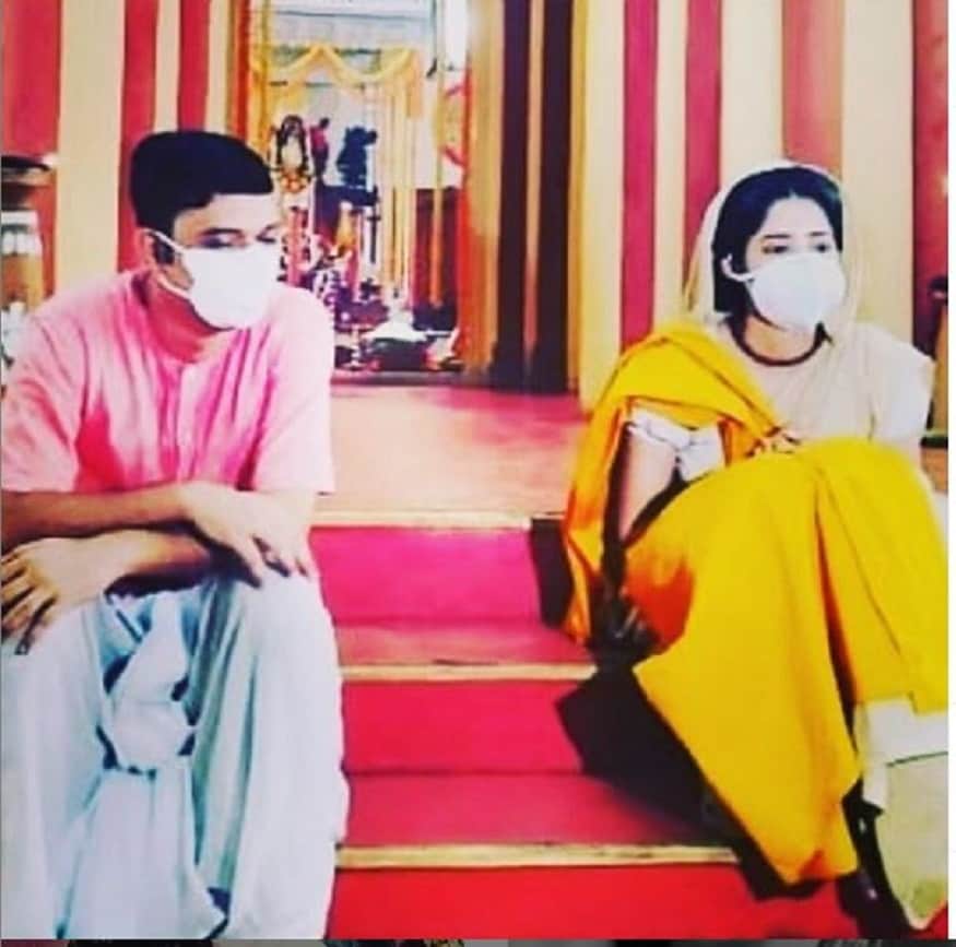 ওদিকে রানি রাসমণি সিরিয়ালেও মাস্ক পরেই কাজ চলছে। তবে কি এবার সিরিয়ালে অনস্ক্রিন সকলে মাস্ক পরেই কাজ করবেন? এই সব প্রশ্ন দানা বাধছে দর্শকের মনে।photo source Instagram ওদিকে রানি রাসমণি সিরিয়ালেও মাস্ক পরেই কাজ চলছে। তবে কি এবার সিরিয়ালে অনস্ক্রিন সকলে মাস্ক পরেই কাজ করবেন? এই সব প্রশ্ন দানা বাধছে দর্শকের মনে।photo source Instagram