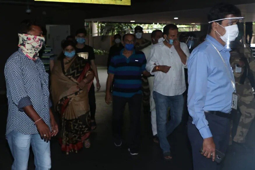 পটনা থেকে মুম্বই এসেছেন সুশান্তের বাবা ও পরিবারের অন্যান্য আত্মীয়রা। পরিবারের সদস্য ও ঘনিষ্ঠ বন্ধুবান্ধবের উপস্থিতিতে আজই বিকেলে শেষকৃত্য সম্পন্ন হবে (image: viral bhayani) পটনা থেকে মুম্বই এসেছেন সুশান্তের বাবা ও পরিবারের অন্যান্য আত্মীয়রা। পরিবারের সদস্য ও ঘনিষ্ঠ বন্ধুবান্ধবের উপস্থিতিতে আজই বিকেলে শেষকৃত্য সম্পন্ন হবে (image: viral bhayani)