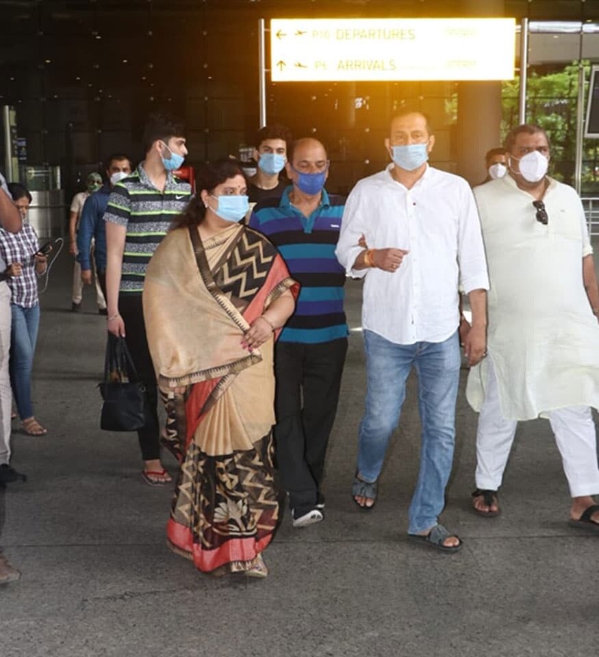 গতকাল রাতেই ময়নাতদন্ত হয়েছে মুম্বইয়ের কুপার হাসপাতালে । রিপোর্ট বলছে, গলায় ফাঁস লাগায় শ্বাসরোধ হয়েই মৃত্যু হয়েছে সুশান্তের। অভিনেতার ভিসেরা পরীক্ষা করা হবে (image: viral bhayani) গতকাল রাতেই ময়নাতদন্ত হয়েছে মুম্বইয়ের কুপার হাসপাতালে । রিপোর্ট বলছে, গলায় ফাঁস লাগায় শ্বাসরোধ হয়েই মৃত্যু হয়েছে সুশান্তের। অভিনেতার ভিসেরা পরীক্ষা করা হবে (image: viral bhayani)