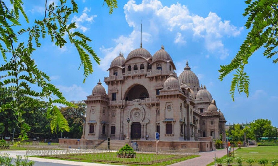 শর্তসাপেক্ষে ধর্মীয় প্রতিষ্ঠান খোলার অনুমতি দিয়েছে কেন্দ্র এবং রাজ্য সরকার। ভক্ত, দর্শনার্থী, সাধু-সন্ন্যাসী, পূণ্যার্থী, মঠের কর্মীবৃন্দের স্বাস্থ্যের কথা ভেবে সতর্কতামূলক ব্যবস্থা ও স্বাস্থ্যবিধি মেনে মঠ খুলছে কর্তৃপক্ষ। মঠ চত্বরে সোশাল ডিসটেন্সিং চিহ্ন থাকবে, মঠে নিষিদ্ধ ফুল, মিষ্টি। শর্তসাপেক্ষে ধর্মীয় প্রতিষ্ঠান খোলার অনুমতি দিয়েছে কেন্দ্র এবং রাজ্য সরকার। ভক্ত, দর্শনার্থী, সাধু-সন্ন্যাসী, পূণ্যার্থী, মঠের কর্মীবৃন্দের স্বাস্থ্যের কথা ভেবে সতর্কতামূলক ব্যবস্থা ও স্বাস্থ্যবিধি মেনে মঠ খুলছে কর্তৃপক্ষ। মঠ চত্বরে সোশাল ডিসটেন্সিং চিহ্ন থাকবে, মঠে নিষিদ্ধ ফুল, মিষ্টি।