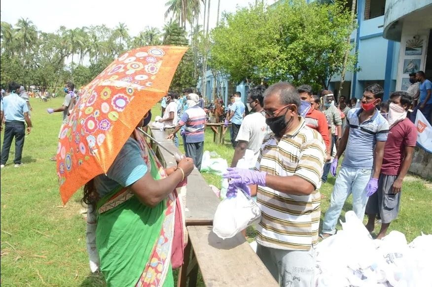 সৌরভ এর আগেও বিভিন্ন কারণে সাহায্যের হাত বাড়িয়ে দিয়েছে ৷ করোনার সময় দাদা ৫০ লক্ষ টাকার চাল দান করেছিলেন ৷ রামকৃষ্ণ মিশন ও ইসকনের সঙ্গে মিলে তাঁর দান চাল বিতরণ করেছিলেন ৷ এছাড়া বিসিসিআই অধ্যক্ষ হিসেবে পিএম কেয়ার্স ফান্ডে ৫১ কোটি টাকা দান করেছিলেন ৷ আর ব্যক্তিগত ভাবেও রাজ্য এবং কেন্দ্রকে কোভিড ১৯ -র জন্য অর্থ সাহায্য করেছিলেন ৷Photo- Sourav Ganguly/Twitter সৌরভ এর আগেও বিভিন্ন কারণে সাহায্যের হাত বাড়িয়ে দিয়েছে ৷ করোনার সময় দাদা ৫০ লক্ষ টাকার চাল দান করেছিলেন ৷ রামকৃষ্ণ মিশন ও ইসকনের সঙ্গে মিলে তাঁর দান চাল বিতরণ করেছিলেন ৷ এছাড়া বিসিসিআই অধ্যক্ষ হিসেবে পিএম কেয়ার্স ফান্ডে ৫১ কোটি টাকা দান করেছিলেন ৷ আর ব্যক্তিগত ভাবেও রাজ্য এবং কেন্দ্রকে কোভিড ১৯ -র জন্য অর্থ সাহায্য করেছিলেন ৷Photo- Sourav Ganguly/Twitter