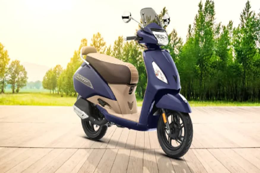 TVS Jupiter (টিভিএস জুপিটার): ১০৯.৭ সিসি-র এই স্কুটারটি খুবই জনপ্রিয়৷ থাকছে ইউএসবি চার্জার, ফ্রন্ট স্টোরেজ স্পেস৷ দুর্দান্ত স্মার্ট দেখতে স্কুটারটি৷ দাম পড়বে ৬১ হাজার ৪৪৯ টাকা (এক্স-শোরুম)৷ TVS Jupiter (টিভিএস জুপিটার): ১০৯.৭ সিসি-র এই স্কুটারটি খুবই জনপ্রিয়৷ থাকছে ইউএসবি চার্জার, ফ্রন্ট স্টোরেজ স্পেস৷ দুর্দান্ত স্মার্ট দেখতে স্কুটারটি৷ দাম পড়বে ৬১ হাজার ৪৪৯ টাকা (এক্স-শোরুম)৷