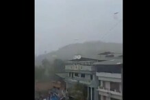 কাগজের মতো উড়ছে বাড়ির চাল ! মহারাষ্ট্রে নিসর্গের দাপট নিজের চোখে দেখুন কাগজের মতো উড়ছে বাড়ির চাল ! মহারাষ্ট্রে নিসর্গের দাপট নিজের চোখে দেখুন