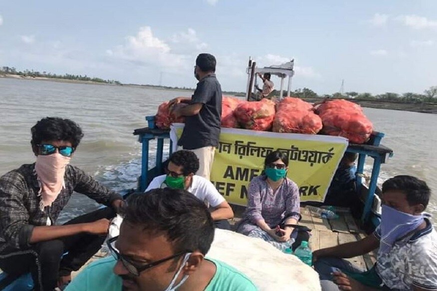 চাল, ডাল, তেল, আলু গ্রামবাসীদের হাতে তুলে দেন পরমব্রত।কলকাতা থেকে সুন্দরবন যাওয়া, ত্রাণ দেওয়া, সবকিছুই হয় সামাজিক দূরত্ব বজায় রেখে। চাল, ডাল, তেল, আলু গ্রামবাসীদের হাতে তুলে দেন পরমব্রত।কলকাতা থেকে সুন্দরবন যাওয়া, ত্রাণ দেওয়া, সবকিছুই হয় সামাজিক দূরত্ব বজায় রেখে।