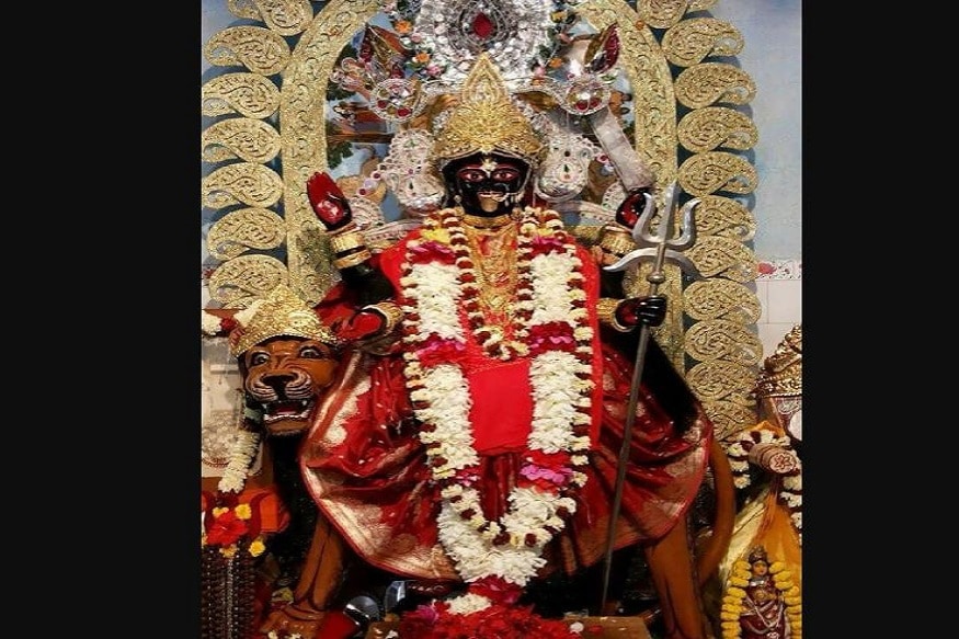 বিপত্তারিণীর পূজা হিন্দু নারীরা ব্রতের আকারে পালন করেন। ব্রতকথা অনুযায়ী মল্লভূম রাজ্যের রাজ্যের বাঁকুড়া জেলার অন্তর্গত বিষ্ণুপুর, খ্রিষ্টীয় সপ্তম থেকে আঠারোশ শতাব্দী পর্যন্ত এই রাজ্যের অস্তিত্ব ছিল - রানির এক সখী ছিলেন নিম্নবর্ণীয় মুচির ঘরের মেয়ে। মুচিরা মধ্যে মধ্যে গোমাংস খেত। এই খবর জেনে রানি খুব ভয় পেয়ে যান। কারণ, হিন্দুধর্মে গোমাংস খাওয়া নিষিদ্ধ। প্রথমে ভয় পেলেও পরে একবারের জন্য কৌতুহলবশত গোমাংস খাওয়ার ইচ্ছা হয় রাণীরও ৷ তিনি নিজের সখীর কাছে এই ইচ্ছা জানান৷Photo- File বিপত্তারিণীর পূজা হিন্দু নারীরা ব্রতের আকারে পালন করেন। ব্রতকথা অনুযায়ী মল্লভূম রাজ্যের রাজ্যের বাঁকুড়া জেলার অন্তর্গত বিষ্ণুপুর, খ্রিষ্টীয় সপ্তম থেকে আঠারোশ শতাব্দী পর্যন্ত এই রাজ্যের অস্তিত্ব ছিল - রানির এক সখী ছিলেন নিম্নবর্ণীয় মুচির ঘরের মেয়ে। মুচিরা মধ্যে মধ্যে গোমাংস খেত। এই খবর জেনে রানি খুব ভয় পেয়ে যান। কারণ, হিন্দুধর্মে গোমাংস খাওয়া নিষিদ্ধ। প্রথমে ভয় পেলেও পরে একবারের জন্য কৌতুহলবশত গোমাংস খাওয়ার ইচ্ছা হয় রাণীরও ৷ তিনি নিজের সখীর কাছে এই ইচ্ছা জানান৷Photo- File