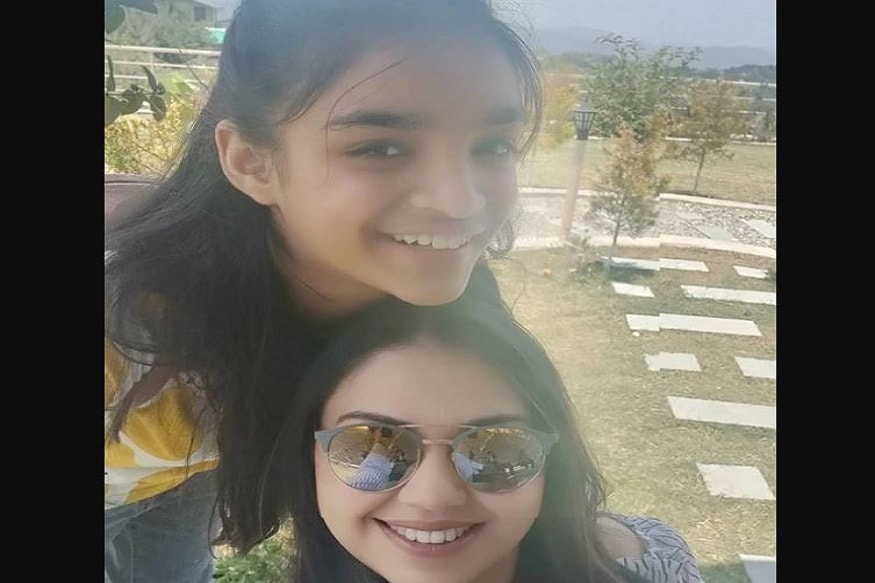 ভাবনার দুটি সন্তান রয়েছে, তদের নাম আয়ুষ ও মহেক ৷ মহেক আঁকতে ভালবাসে আর তাঁর মা ভাবনা ,মেয়ের ছবি শেয়ার করেন সোশ্যাল হ্যান্ডেলে৷ ভাবনার দুটি সন্তান রয়েছে, তদের নাম আয়ুষ ও মহেক ৷ মহেক আঁকতে ভালবাসে আর তাঁর মা ভাবনা ,মেয়ের ছবি শেয়ার করেন সোশ্যাল হ্যান্ডেলে৷
