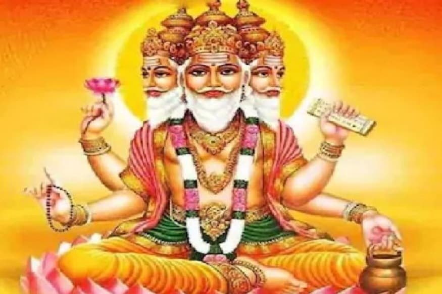 পদ্মপুরাণের রচয়িতা স্বয়ং প্রজাপতি ব্রহ্মা ৷ পুরাণ মতে প্রজাপতি ব্রহ্মা বিষ্ণুর নাভি থেকে বা নাভি কমল থেকে জন্মেছিলেন ৷ পরবর্তী কালে তাঁর রচনা থেকে জ্ঞানের সঞ্চার হয়ে থাকে ৷ তিনিই সৃষ্টি করেন ৷ পদ্মপুরাণ অনুসারে কিছু অনুসরণ করা যায় তো সেক্ষেত্রে প্রজাপতি ব্রহ্মা বিশেষ রূপে সন্তুষ্ট হন ৷ জীবনে উন্নতি আসে আয়ু আরও দীর্ঘ হয়ে থাকে ৷ পদ্মপুরাণের রচয়িতা স্বয়ং প্রজাপতি ব্রহ্মা ৷ পুরাণ মতে প্রজাপতি ব্রহ্মা বিষ্ণুর নাভি থেকে বা নাভি কমল থেকে জন্মেছিলেন ৷ পরবর্তী কালে তাঁর রচনা থেকে জ্ঞানের সঞ্চার হয়ে থাকে ৷ তিনিই সৃষ্টি করেন ৷ পদ্মপুরাণ অনুসারে কিছু অনুসরণ করা যায় তো সেক্ষেত্রে প্রজাপতি ব্রহ্মা বিশেষ রূপে সন্তুষ্ট হন ৷ জীবনে উন্নতি আসে আয়ু আরও দীর্ঘ হয়ে থাকে ৷