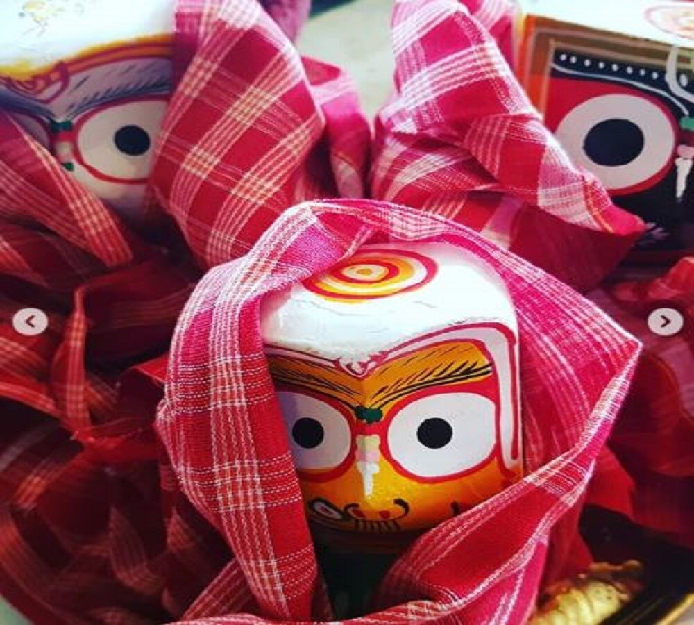 করোনা ভাইরাসের সংক্রমণের ফলে এবার পুরীতেও জগন্নাথদেবের স্নানযাত্রা সাধারণ মানুষের দেখার অনুমতি ছিলনা ৷ টিভিতে দেখা গিয়েছে ৷ কড়া নিরাপত্তা ব্যবস্থা ছিল ৷ নিজের বাড়িতে জগন্নাথদেবের স্নানযাত্রার পুজো আলাদা মাত্রা বহন করে ৷ সেটি রচনার পোস্ট দেখেই বুঝতে পারা যায় ৷ ছবি সৌজন্যে ইনস্টাগ্রাম ৷ করোনা ভাইরাসের সংক্রমণের ফলে এবার পুরীতেও জগন্নাথদেবের স্নানযাত্রা সাধারণ মানুষের দেখার অনুমতি ছিলনা ৷ টিভিতে দেখা গিয়েছে ৷ কড়া নিরাপত্তা ব্যবস্থা ছিল ৷ নিজের বাড়িতে জগন্নাথদেবের স্নানযাত্রার পুজো আলাদা মাত্রা বহন করে ৷ সেটি রচনার পোস্ট দেখেই বুঝতে পারা যায় ৷ ছবি সৌজন্যে ইনস্টাগ্রাম ৷