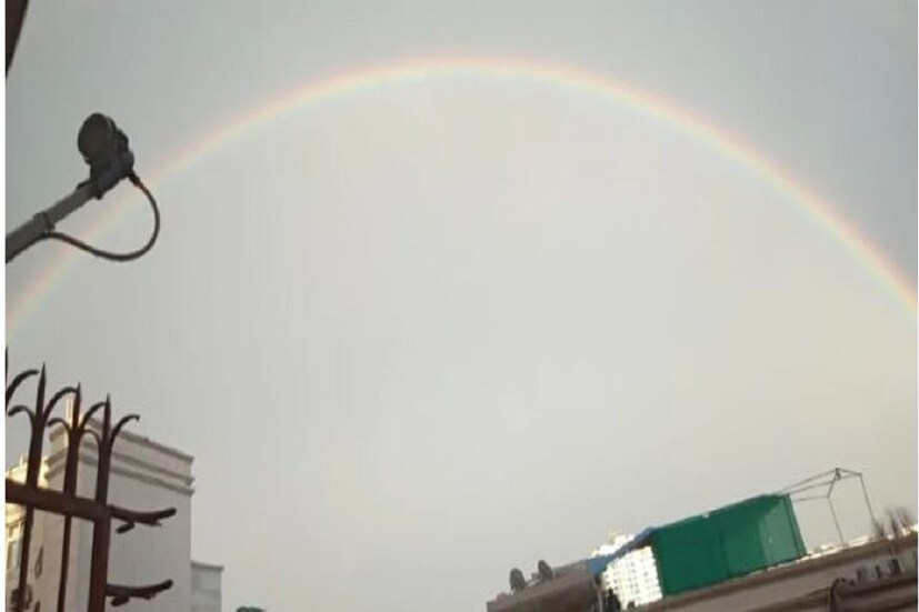 রামধনু প্রতিটি মানুষের কাছে অত্যন্ত এক প্রিয় দৃশ্য ৷ প্রতিটি মানুষকেই বারেবারে টানে সেই দৃশ্য ৷ প্রাকৃতিক সৌন্দর্য উপভোগ করতে সবাই ভালবাসেন ৷ 