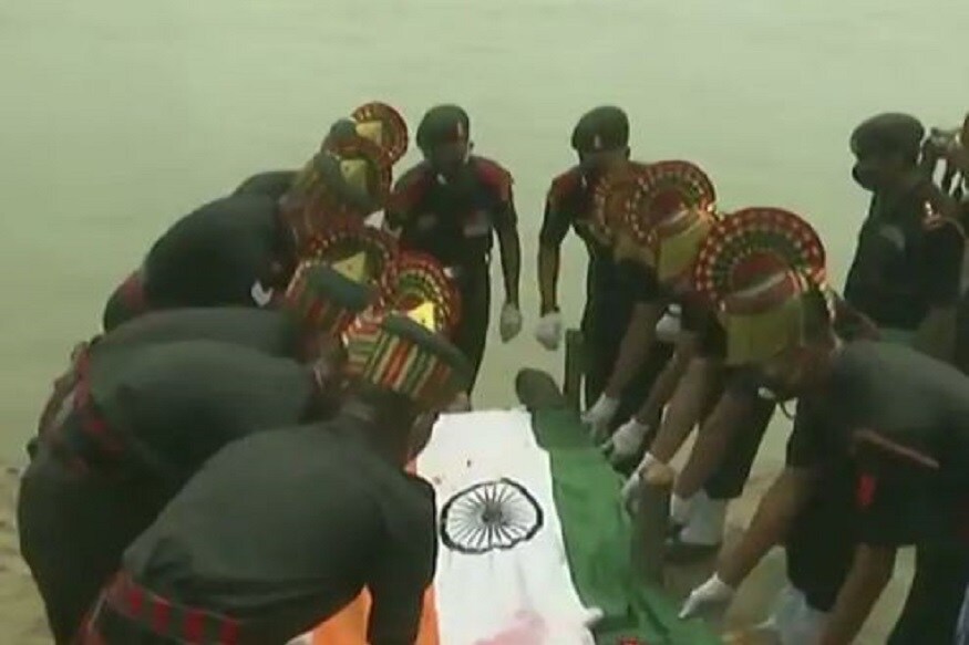 দেশের বীর সন্তানেরা লড়াই করে শহিদ হয়েছেন ৷ বিহারের বিহটার বাসিন্দা সুনীল কুমারের দেহ পাটনার বাড়িতে আজই পৌঁছেছে ৷ পটনার গঙ্গা ঘাটে শেষকৃত্য সম্পন্ন হয়েছে ৷ দেশের বীর সন্তানের মরদেহ যখন পটনা বিমানবন্দরে পৌঁছেছে ঠিক সেই সময়েই বিহারের উপমুখ্যমন্ত্রী সুশীল মোদি-সহ বিহার বিজেপি সভাপতি সঞ্জয় জয়সোয়াল ও আরজেডি নেতা তেজস্বী যাদব শেষ শ্রদ্ধা জানাতে উপস্থিত ছিলেন ৷ ছবি সৌজন্যে এএনআই ৷ দেশের বীর সন্তানেরা লড়াই করে শহিদ হয়েছেন ৷ বিহারের বিহটার বাসিন্দা সুনীল কুমারের দেহ পাটনার বাড়িতে আজই পৌঁছেছে ৷ পটনার গঙ্গা ঘাটে শেষকৃত্য সম্পন্ন হয়েছে ৷ দেশের বীর সন্তানের মরদেহ যখন পটনা বিমানবন্দরে পৌঁছেছে ঠিক সেই সময়েই বিহারের উপমুখ্যমন্ত্রী সুশীল মোদি-সহ বিহার বিজেপি সভাপতি সঞ্জয় জয়সোয়াল ও আরজেডি নেতা তেজস্বী যাদব শেষ শ্রদ্ধা জানাতে উপস্থিত ছিলেন ৷ ছবি সৌজন্যে এএনআই ৷