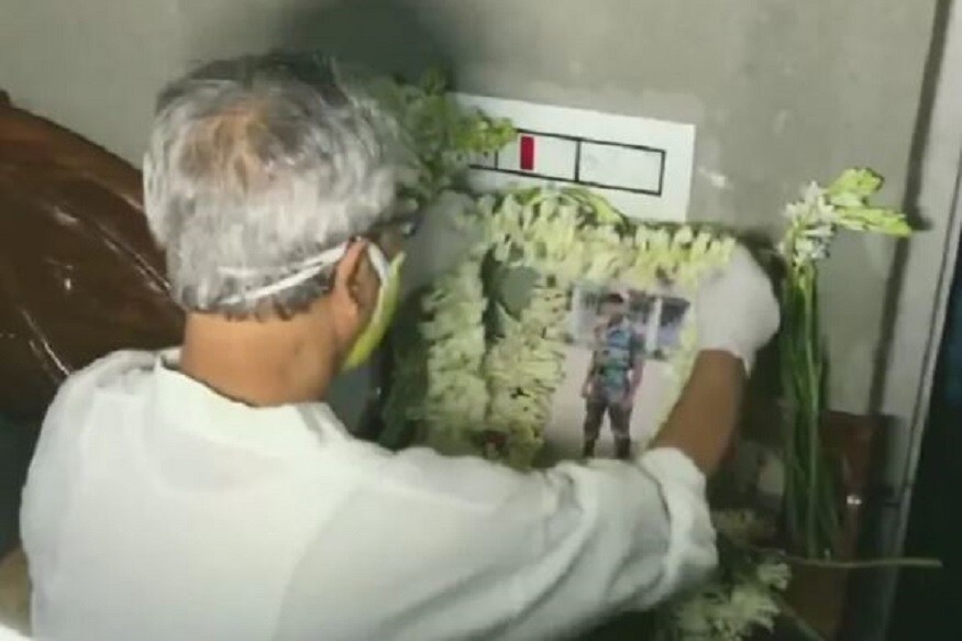 বীরভূমের রাজেশ ঔরঙ্গকে বিদায় জানাতে চোখে জল ভরে এসেছে প্রিযজনেদের ৷ রাজ্য সরকারের পক্ষ থেকে পরিবারের একজনকে চাকরি ও নগদ ৫ লক্ষ টাকা আর্থিক ক্ষতিপূরণ হিসাবে দেওয়ার সিদ্ধান্ত নিয়েছে ৷ বীরভূমের রাজেশ ঔরঙ্গকে বিদায় জানাতে চোখে জল ভরে এসেছে প্রিযজনেদের ৷ রাজ্য সরকারের পক্ষ থেকে পরিবারের একজনকে চাকরি ও নগদ ৫ লক্ষ টাকা আর্থিক ক্ষতিপূরণ হিসাবে দেওয়ার সিদ্ধান্ত নিয়েছে ৷