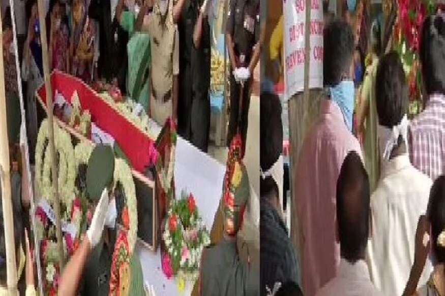 ১৬ বি বিহার রেজিমেন্টের কমান্ডিং অফিসার কর্নেল সন্তোষ বাবুকে গার্ড অফ অনার দেওয়া হয়েছে ৷ সন্তোষ বাবু সূর্যপেটের বাড়িতে বন্ধুবান্ধবেরা সমবেত হয়েছেন শেষ শ্রদ্ধা জানাতে ৷ ছবি সৌজন্যে এএনআই ৷ ১৬ বি বিহার রেজিমেন্টের কমান্ডিং অফিসার কর্নেল সন্তোষ বাবুকে গার্ড অফ অনার দেওয়া হয়েছে ৷ সন্তোষ বাবু সূর্যপেটের বাড়িতে বন্ধুবান্ধবেরা সমবেত হয়েছেন শেষ শ্রদ্ধা জানাতে ৷ ছবি সৌজন্যে এএনআই ৷