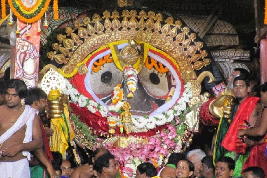 স্নানযাত্রার বিষয়ে বলতে গেলে, স্নানযাত্রার যাবতীয় ধর্মীয় আচার চলছে৷ এই সময় জগন্নাথ, বলরাম, সুভদ্রার শরীর খারাপ থাকে৷ রীতি অনুযায়ী, তাঁদের সাদা ফুল দিয়ে পুজো করা হয়৷ স্নানযাত্রার বিষয়ে বলতে গেলে, স্নানযাত্রার যাবতীয় ধর্মীয় আচার চলছে৷ এই সময় জগন্নাথ, বলরাম, সুভদ্রার শরীর খারাপ থাকে৷ রীতি অনুযায়ী, তাঁদের সাদা ফুল দিয়ে পুজো করা হয়৷