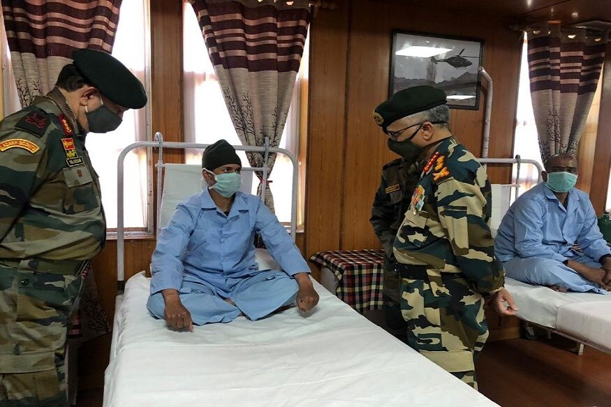 হাসপাতালে চিকিত্সাধীন সব সেনার সঙ্গে আলাদা করে কথা বলেন সেনাপ্রধান জেনারেল নরভানে৷ প্রশংসা করেন তাঁদের সাহসিকতার৷ হাসপাতালে আহত সেনাদের সঙ্গে কথা বলার পরে নর্দান আর্মি কম্যান্ডর লেফট্যানেন্ট জেনারেল যোগেশ কুমার জোশির সঙ্গে লাদাখ সীমান্তের নিরাপত্তা পরিস্থিতি নিয়ে বিস্তারিত আলোচনা করেন৷ সেই বৈঠকে সেনার অন্যান্য উচ্চপদস্থ কর্তারাও ছিলেন৷ (Image: ADG PI - Indian Army) হাসপাতালে চিকিত্সাধীন সব সেনার সঙ্গে আলাদা করে কথা বলেন সেনাপ্রধান জেনারেল নরভানে৷ প্রশংসা করেন তাঁদের সাহসিকতার৷ হাসপাতালে আহত সেনাদের সঙ্গে কথা বলার পরে নর্দান আর্মি কম্যান্ডর লেফট্যানেন্ট জেনারেল যোগেশ কুমার জোশির সঙ্গে লাদাখ সীমান্তের নিরাপত্তা পরিস্থিতি নিয়ে বিস্তারিত আলোচনা করেন৷ সেই বৈঠকে সেনার অন্যান্য উচ্চপদস্থ কর্তারাও ছিলেন৷ (Image: ADG PI - Indian Army)