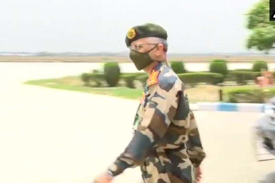 লেহ ও কাশ্মীরের পরিস্থিতি নিজে খতিয়ে দেখতে সেনা বিমানে রওনা হচ্ছেন সেনাপ্রধান জেনারেল মনোজ মুকুন্দ নরভানে৷ (Image: ANI) লেহ ও কাশ্মীরের পরিস্থিতি নিজে খতিয়ে দেখতে সেনা বিমানে রওনা হচ্ছেন সেনাপ্রধান জেনারেল মনোজ মুকুন্দ নরভানে৷ (Image: ANI)
